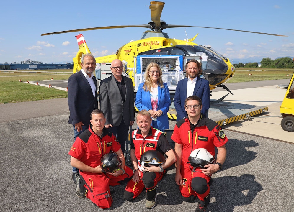 Flugretter-Crew mit der zuständigen Landesrätin Ulrike Königsberger-Ludwig (SP)