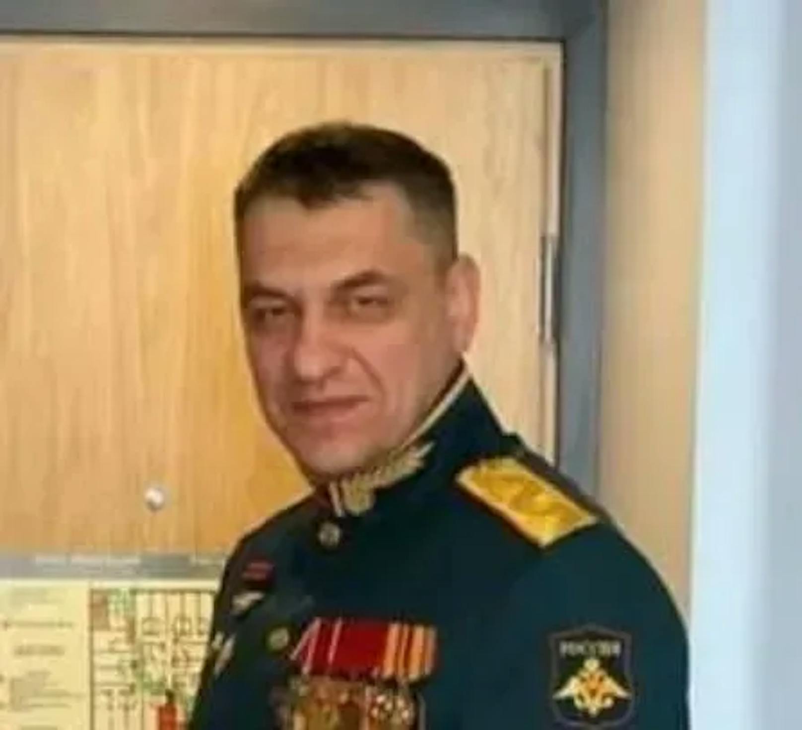 Offenbar warteten die Soldaten auf Generalmajor Suchrab Achmedow.