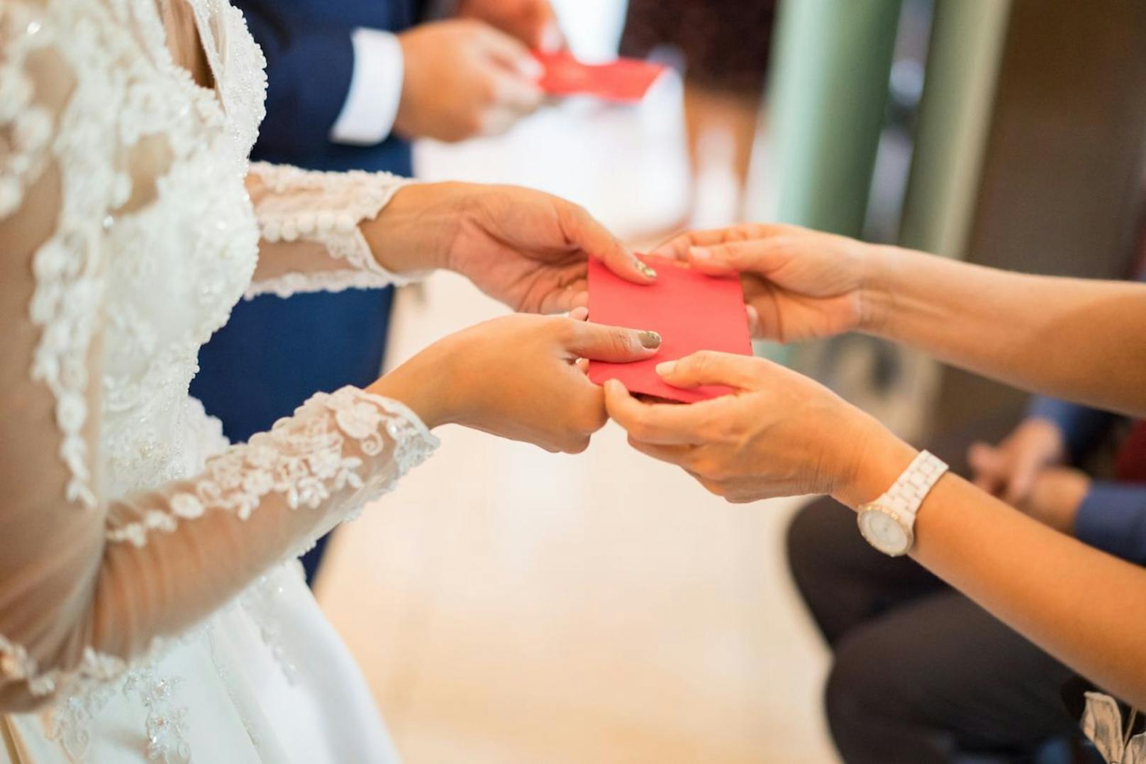 Hochzeits-Sommer: So viel Geld solltest du schenken