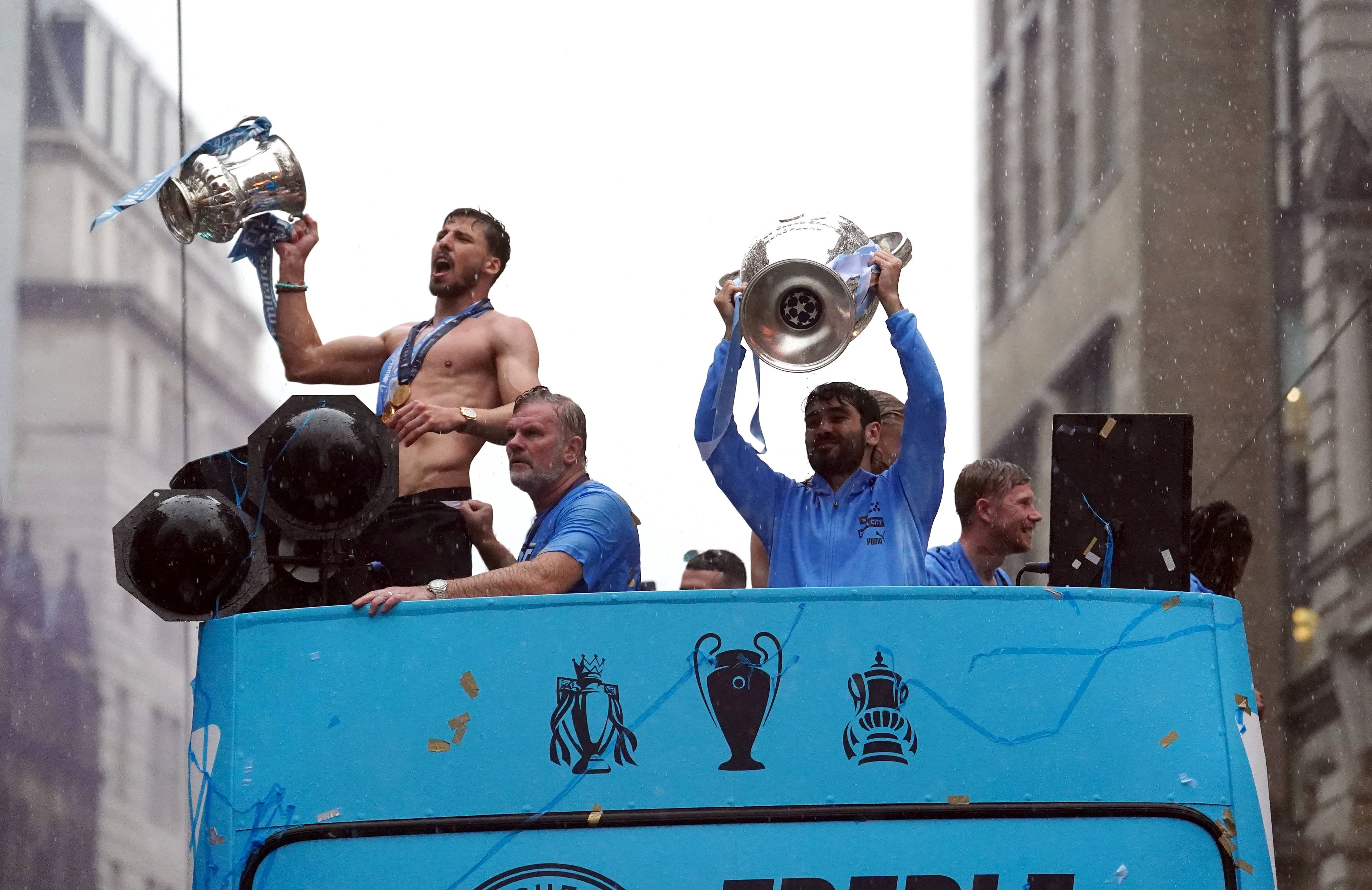 Ruben Dias kostete bei der City-Titelfeier ein paar Schuck vom Alkohol. Zum Leidwesen von Jack Grealishs Mutter. 