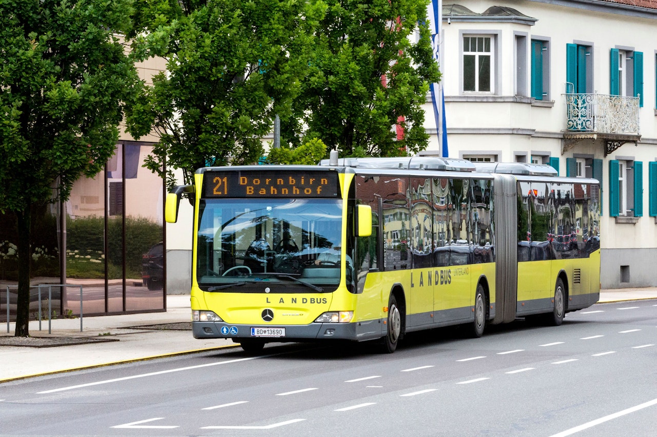 Heute.at - Vor Augen der Mutter! Mann geht in Bus auf Bub (4) los