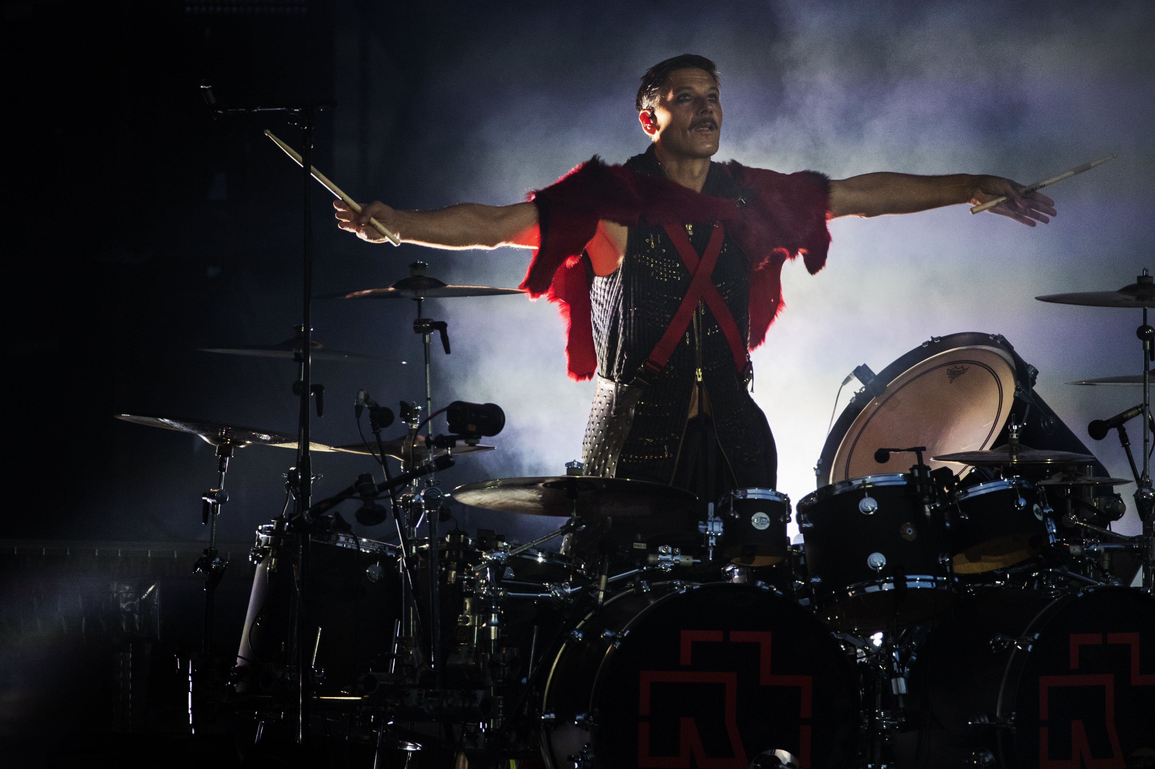 Rammstein-Schlagzeuger Christoph Schneider auf der Bühne. (Archivbild 2019)