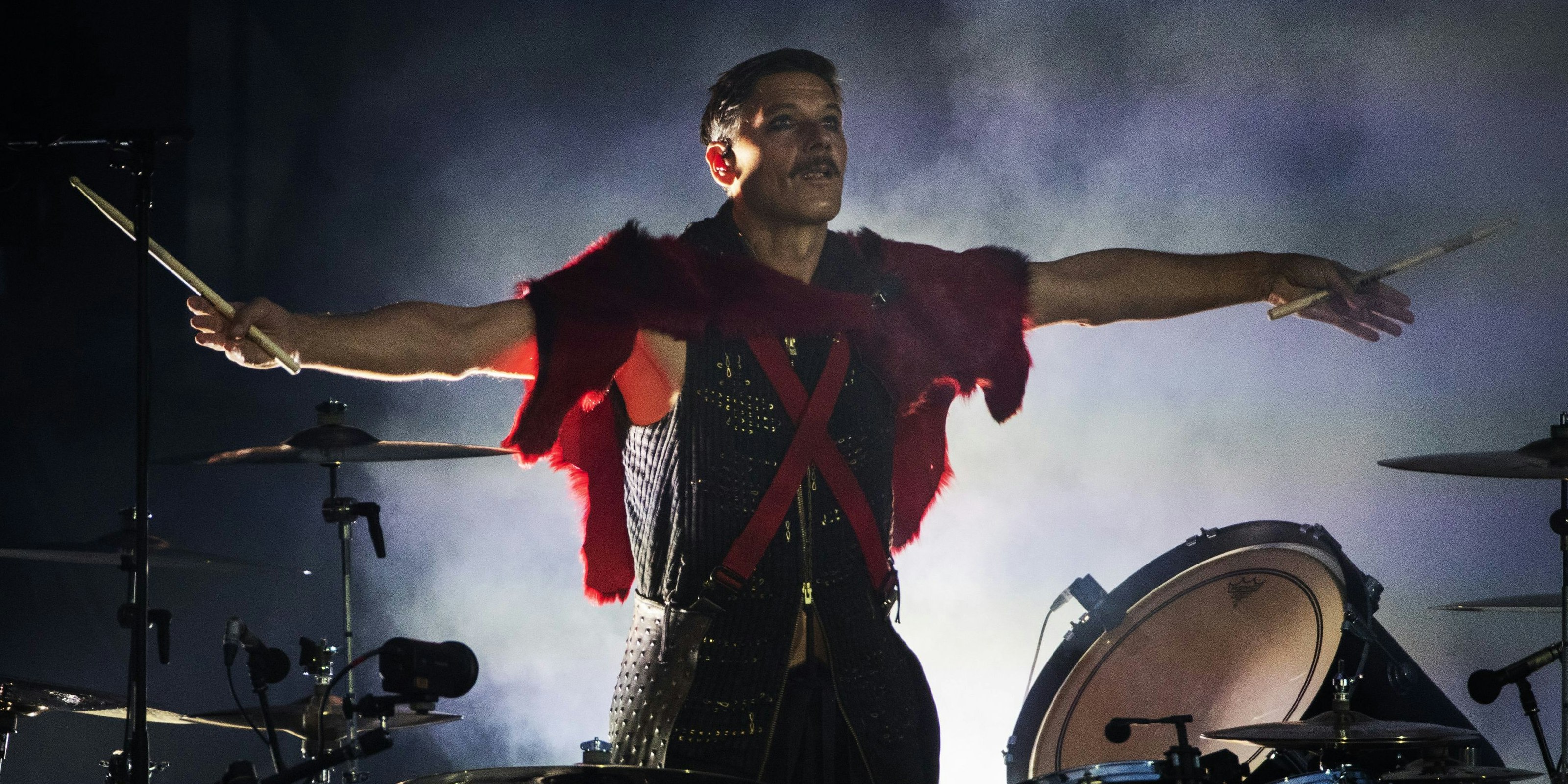 Rammstein-Schlagzeuger Christoph Schneider auf der Bühne. Archivbild 2019