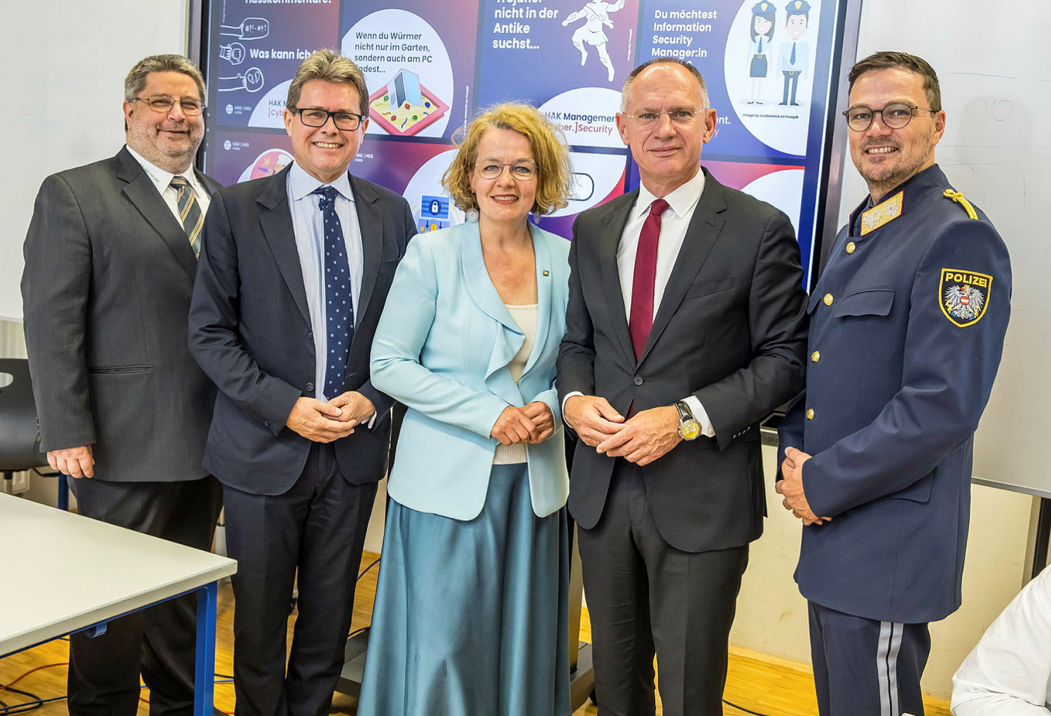 Cyber-HAK in Horn: Gerhard Karner (2. v. r.), Bildungsminister Martin Polaschek (2. v.li), Landesrätin Christiane Teschl-Hofmeister 
