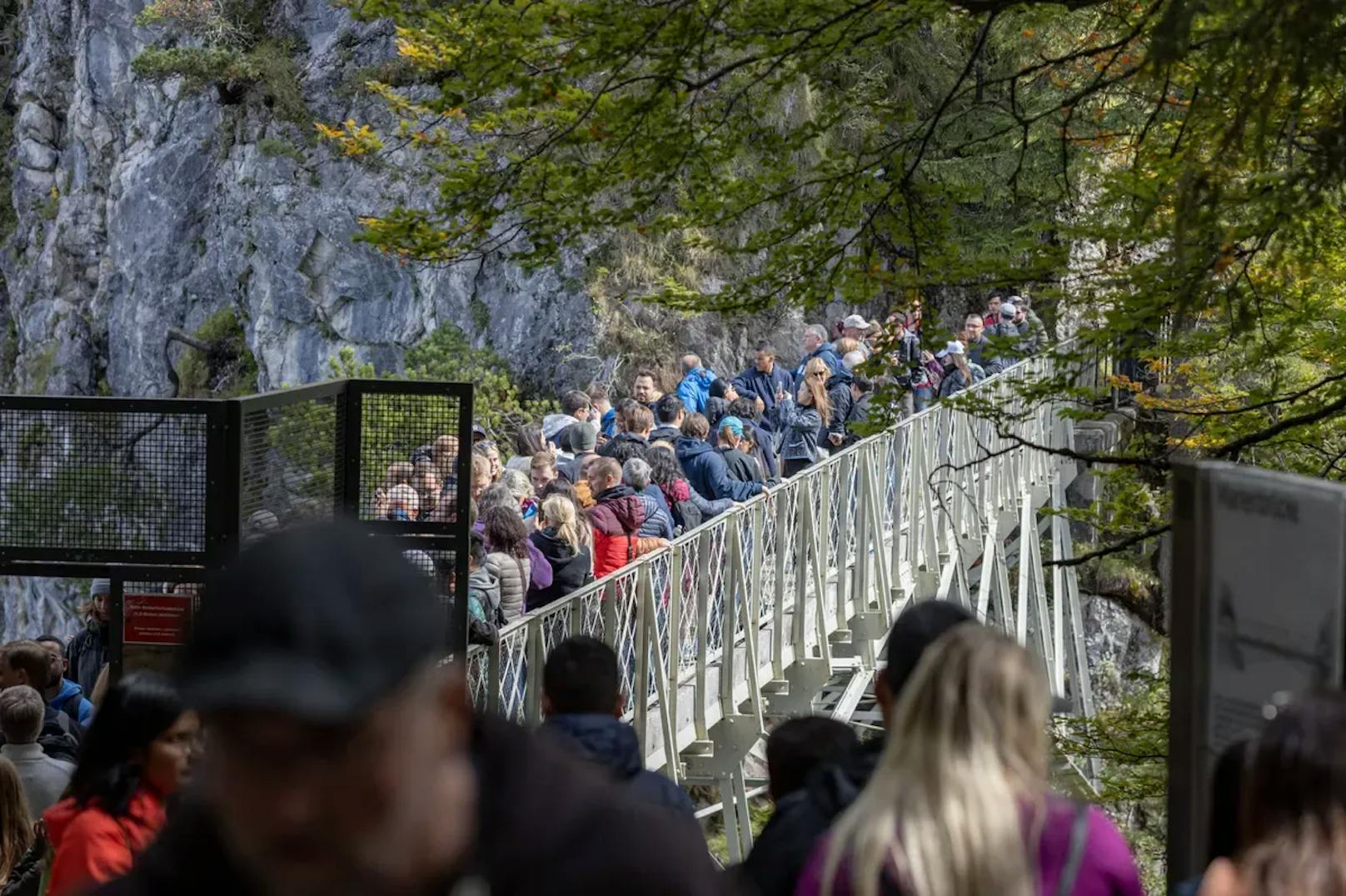 Nach dem Angriff eines 30-Jährigen auf zwei 21 und 22 Jahre alte Frauen am Mittwoch bei Schloss Neuschwanstein ist die jüngere der beiden Frauen gestorben.