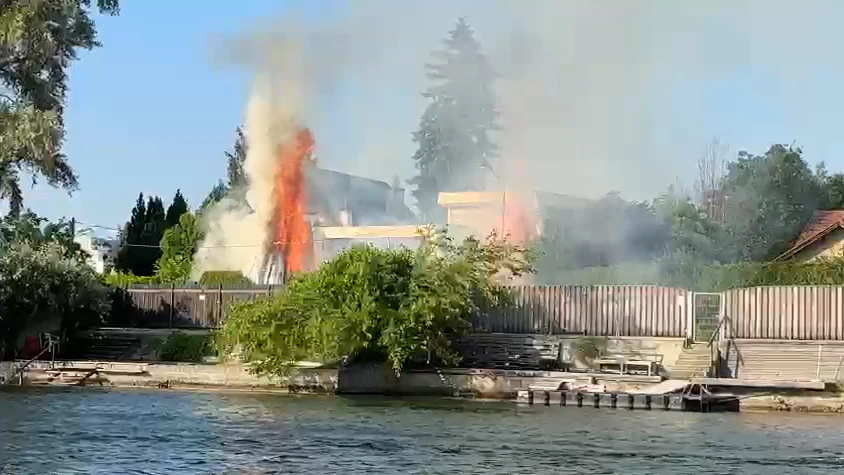 meterhohe flammen alte donau