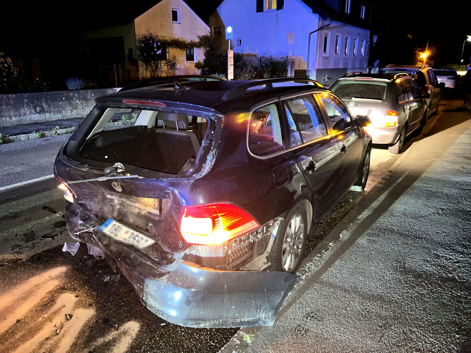 Die Einsatzkräfte rückten Freitagfrüh zu einem Unfall nach Pöchlarn aus. Ein Pkw-Lenker war in ein abgestelltes Fahrzeug gekracht.