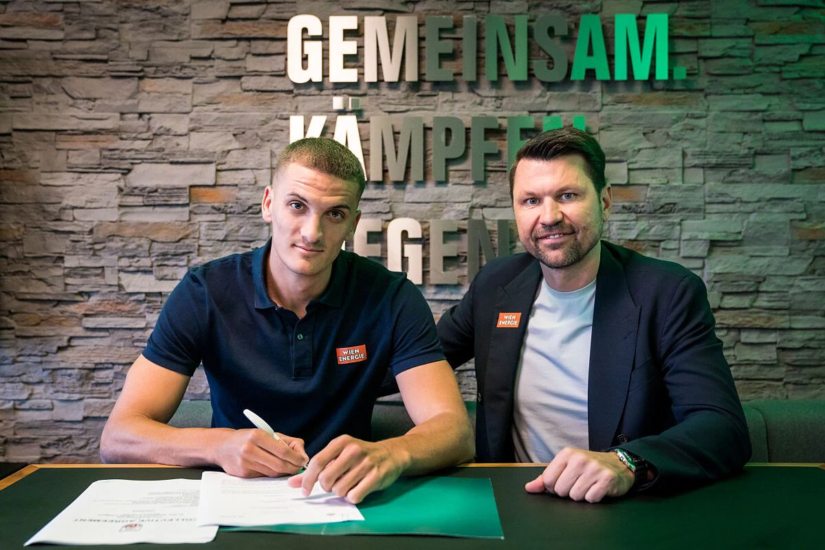 Nenad Cvetkovic unterschreibt bei Rapid Wien. 