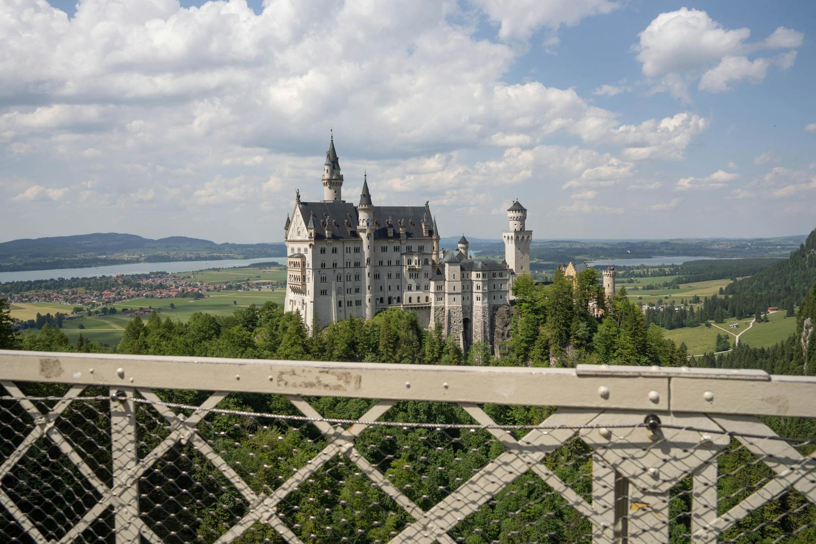 Laut Staatsanwaltschaft geschah die Tat am Mittwoch gegen 14.40 Uhr. Die beiden Touristinnen trafen zufällig den Mann auf einer Wandertour östlich der Marienbrücke und schlossen sich ihm an.