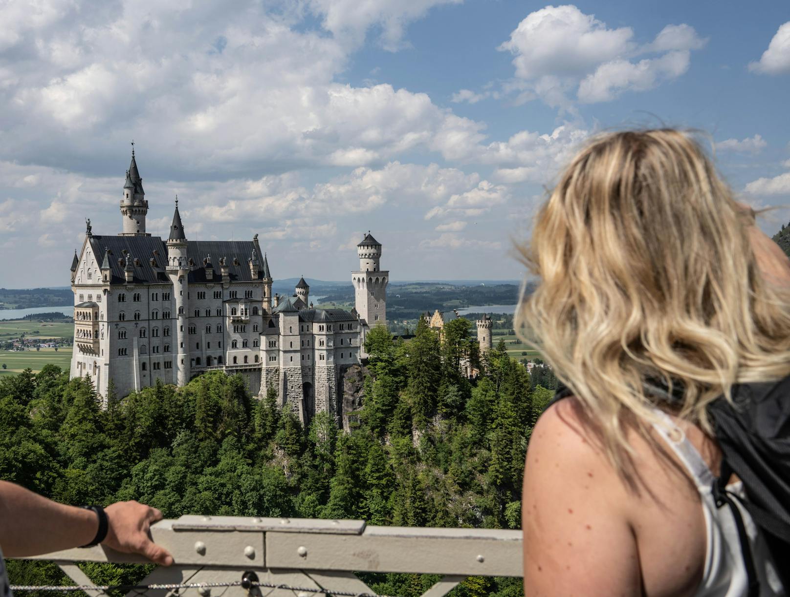 Die Polizei hofft nun darauf, dass andere Besucher des Schlosses Hinweise geben können, um die Tat rekonstruieren zu können.