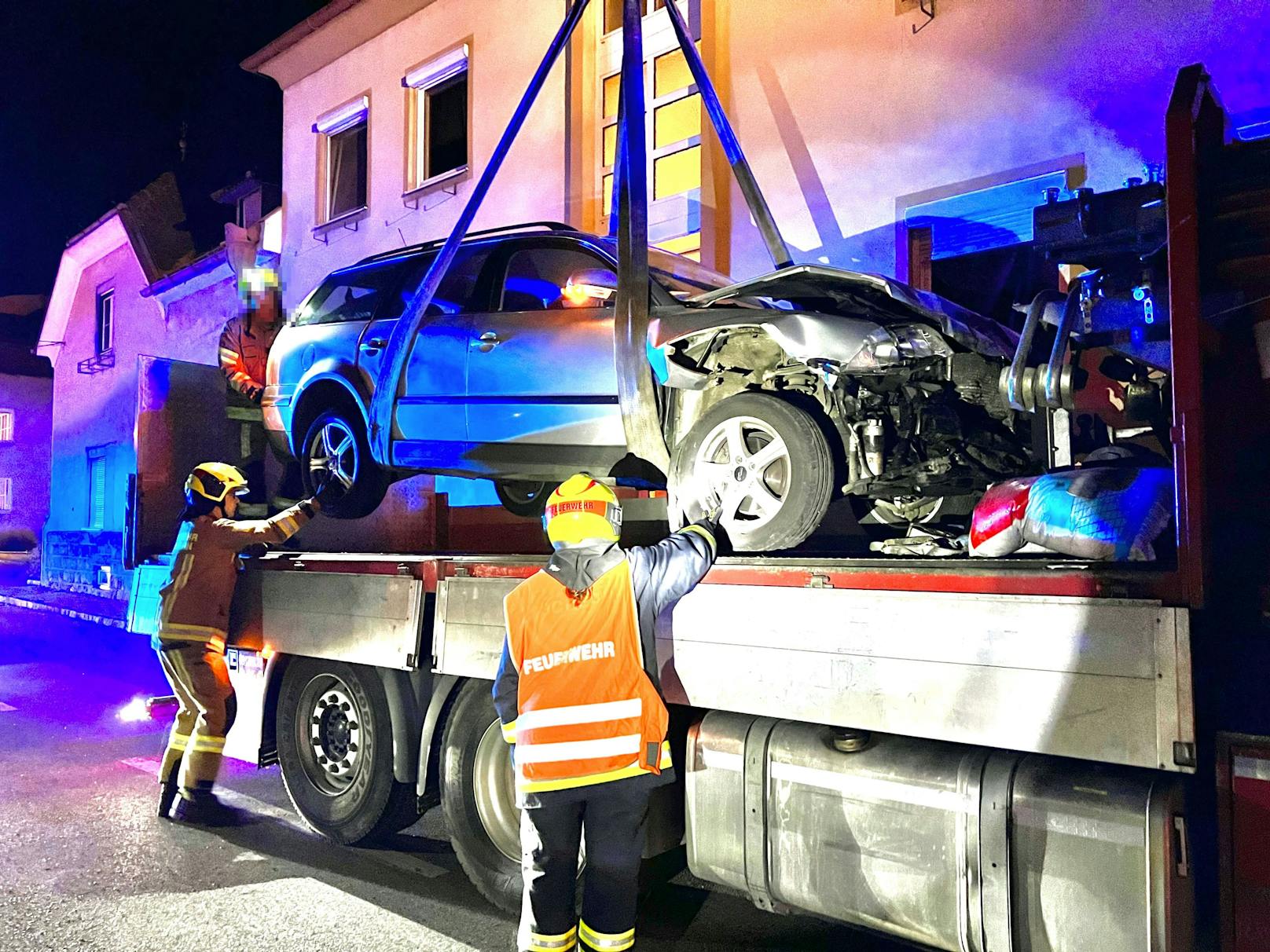 Die Einsatzkräfte rückten Freitagfrüh zu einem Unfall nach Pöchlarn aus. Ein Pkw-Lenker war in ein abgestelltes Fahrzeug gekracht.