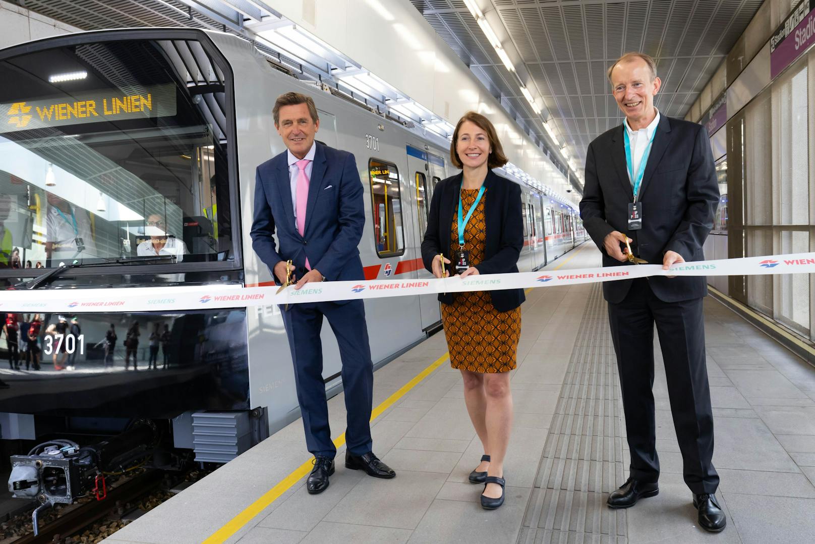 Peter Hanke, Öffi- und Finanzstadtrat, Gudrun Senk, technische Geschäftsführerin Wiener Linien, Albrecht Neumann, Leiter Schienenfahrzeuge Siemens Mobility bei der Eröffnung der neuen U-Bahn-Garnitur. 