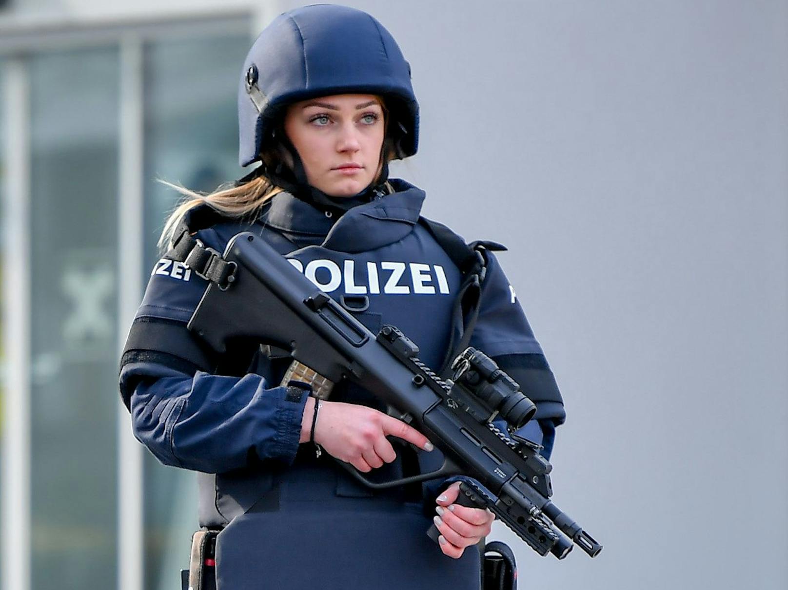Eine Polizistin mit Schutzausrüstung und Sturmgewehr StG 77 im Einsatz.