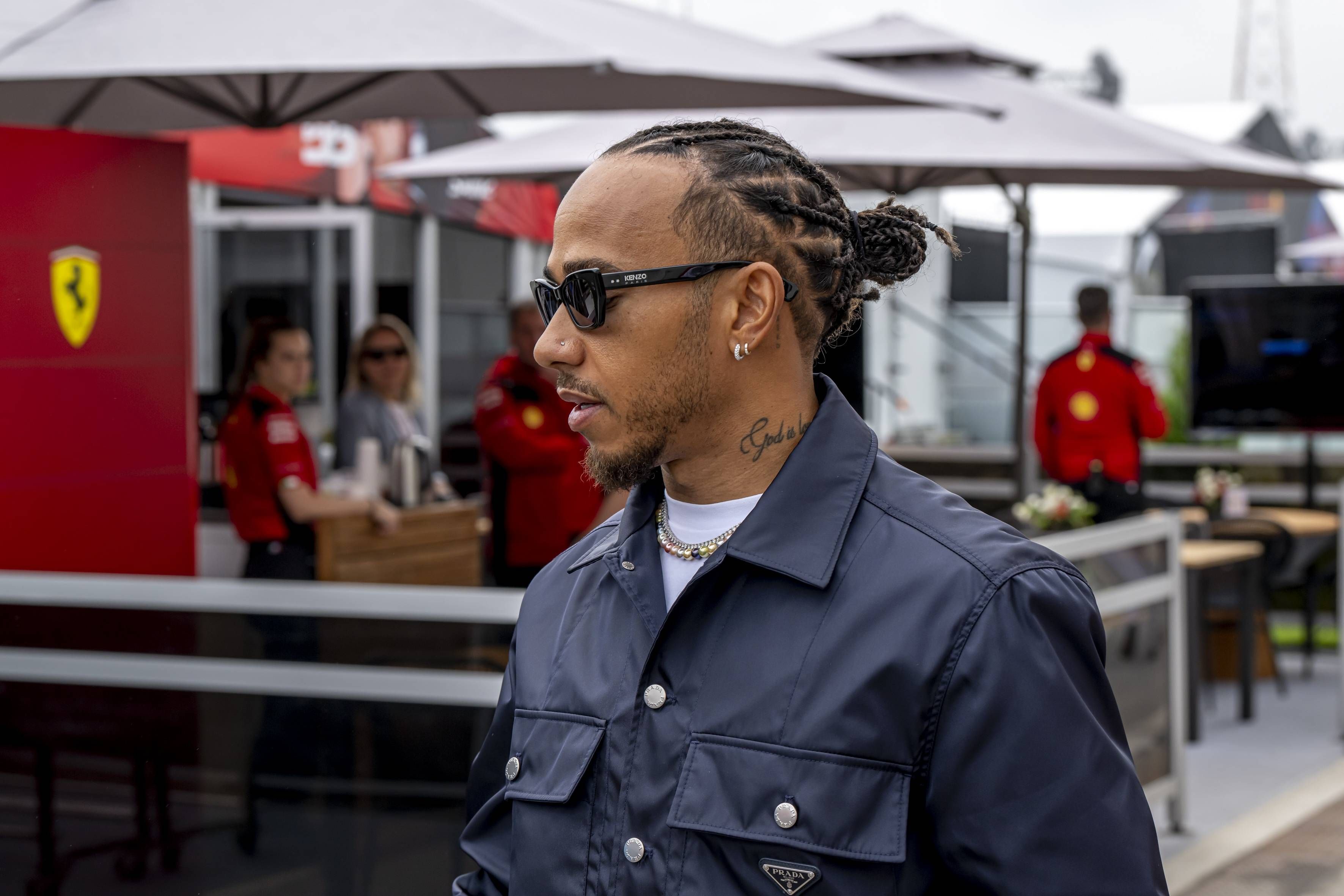 Formel-1-Star Lewis Hamilton pokert mit Mercedes weiterhin um einen neuen Vertrag. 