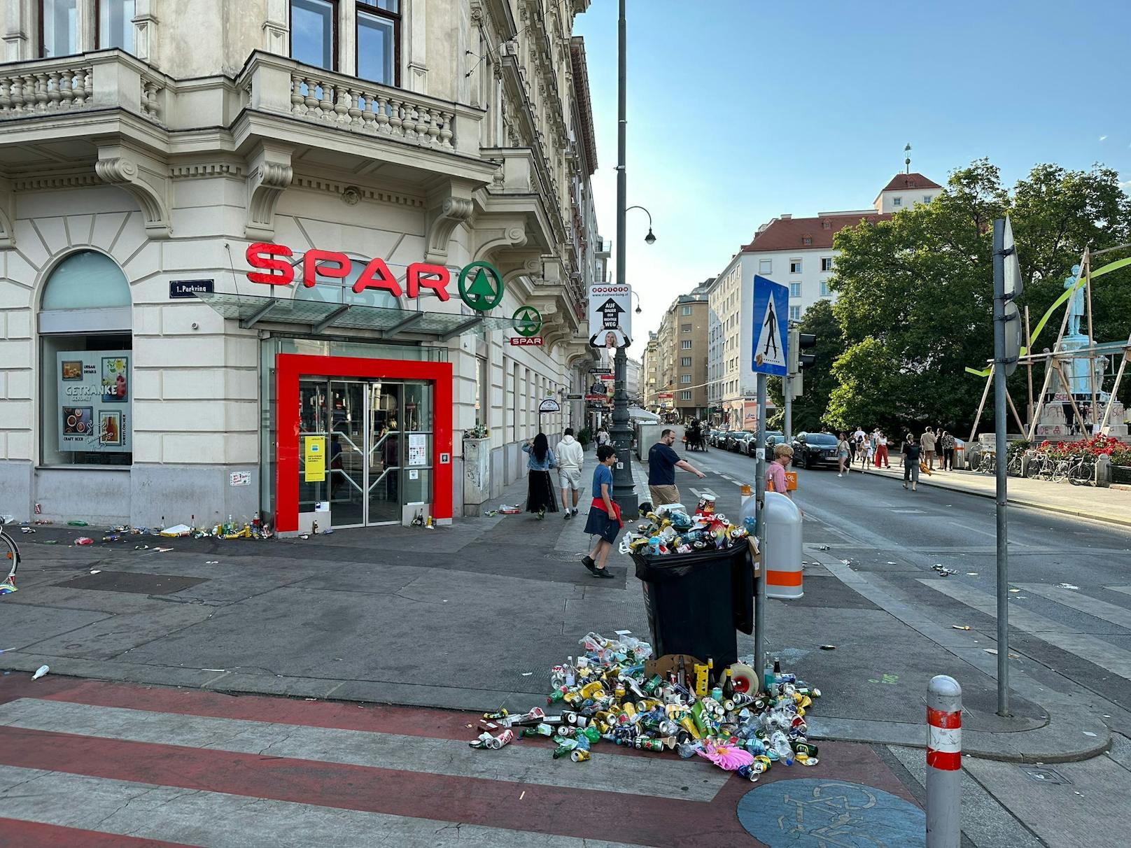 Die über 300.000 Teilnehmer hinterließen zum Leidwesen vieler Wiener riesige Müllberge auf den Straßen.&nbsp;