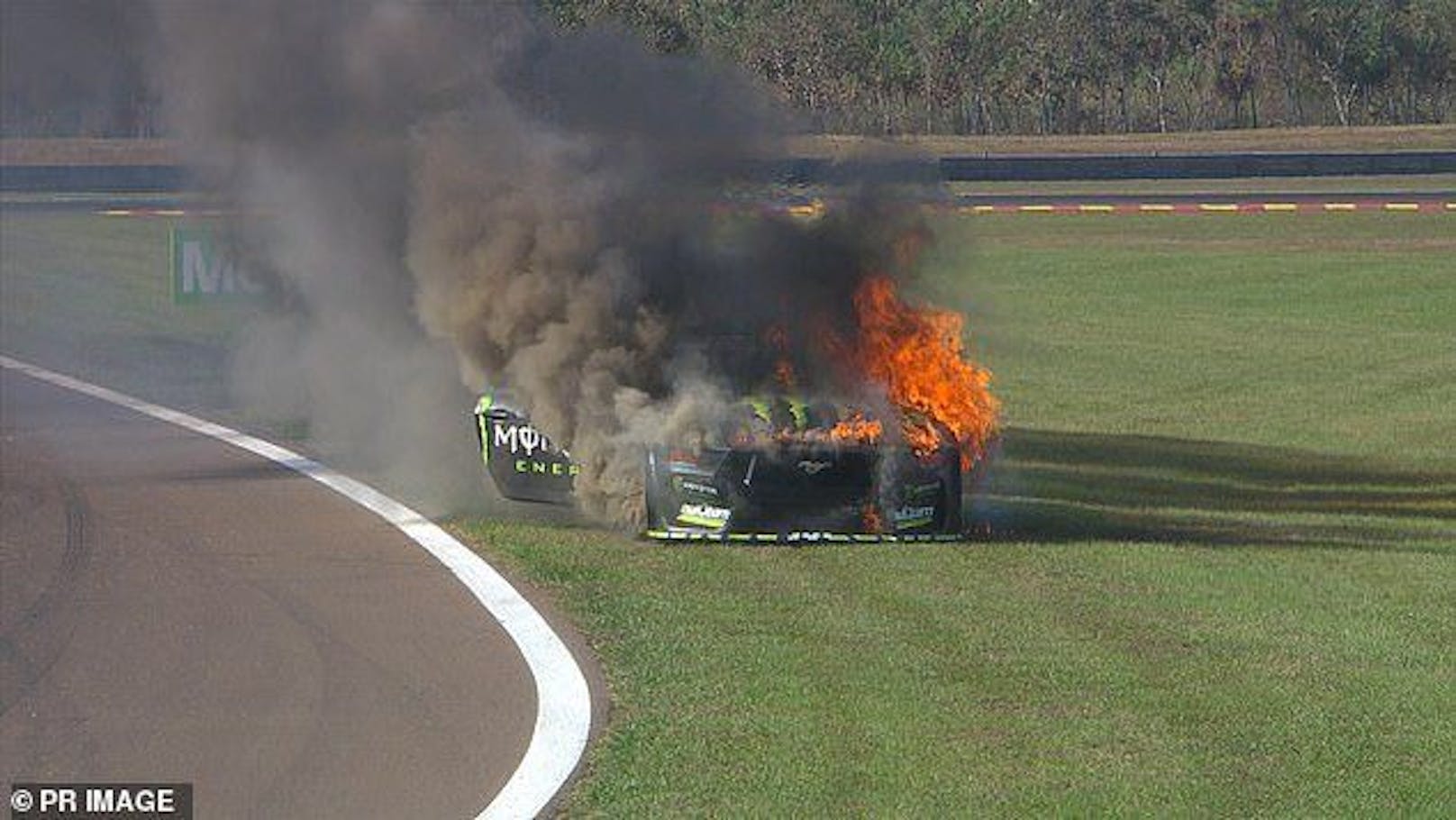 Auto in Flammen – Fahrer muss schnell flüchten