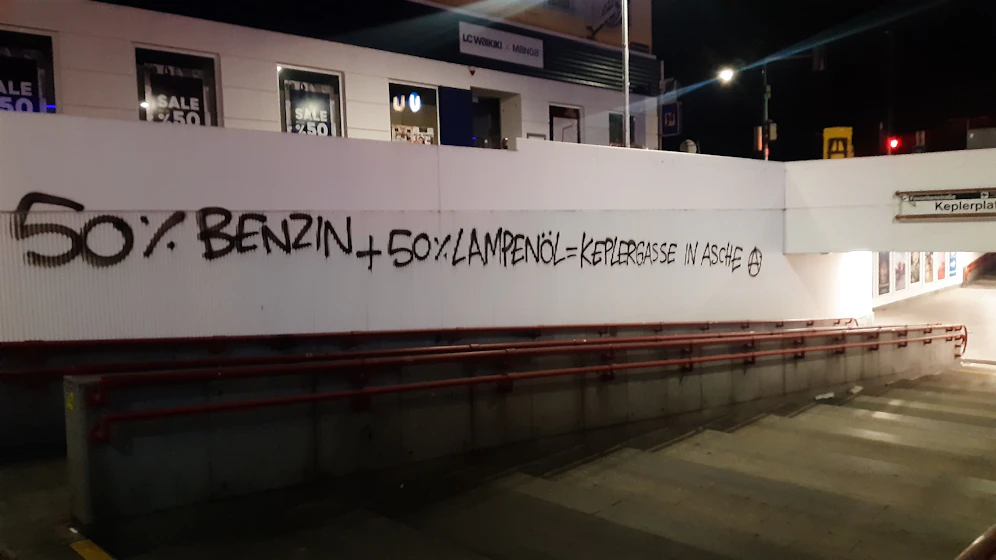 Nur drei Tage nach einem Brandanschlag vor einer Polizeistation sorgt dieses Graffiti für Aufregung!