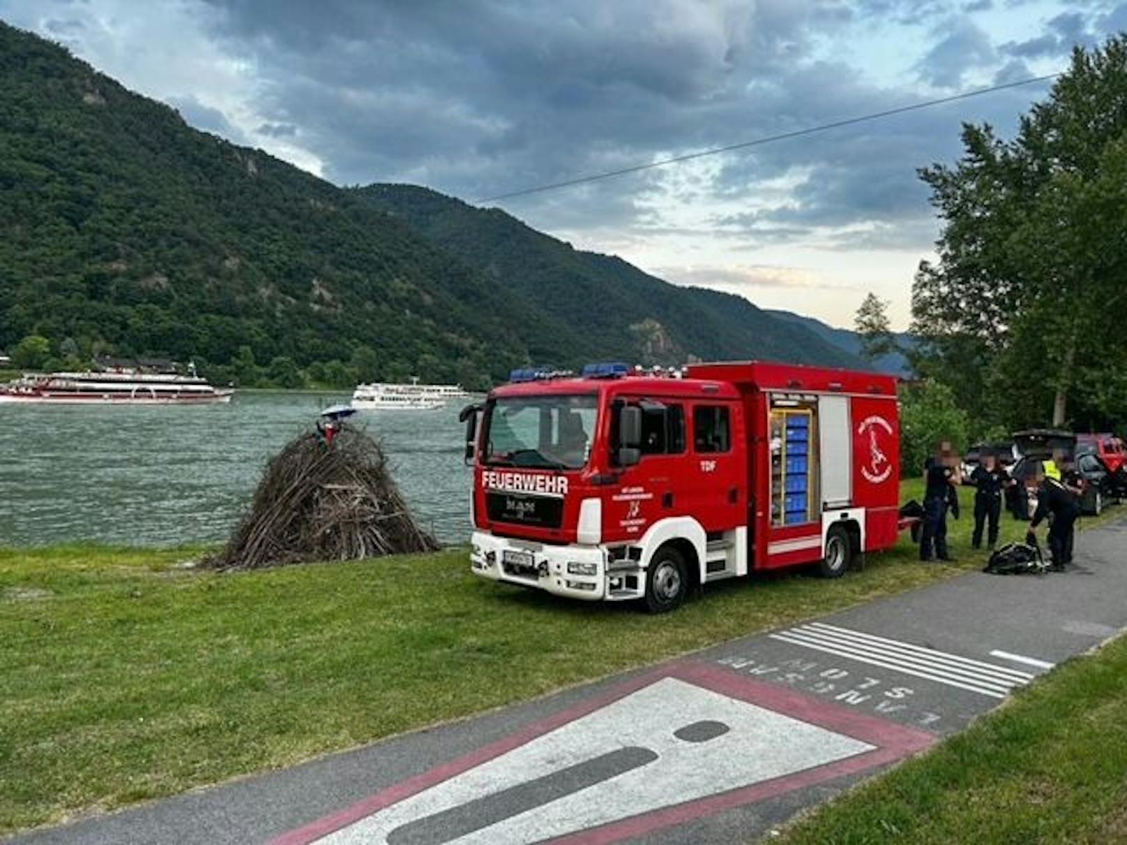 Suche nach Mann in der Donau: Feuerwehr an der Donau in Weißenkirchen