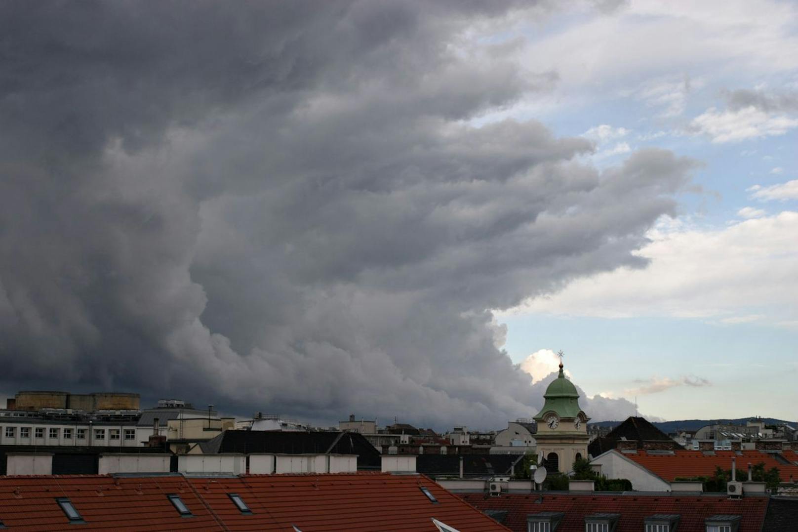 Ein schweres Unwetter zieht auf und steuert auf Wien zu.