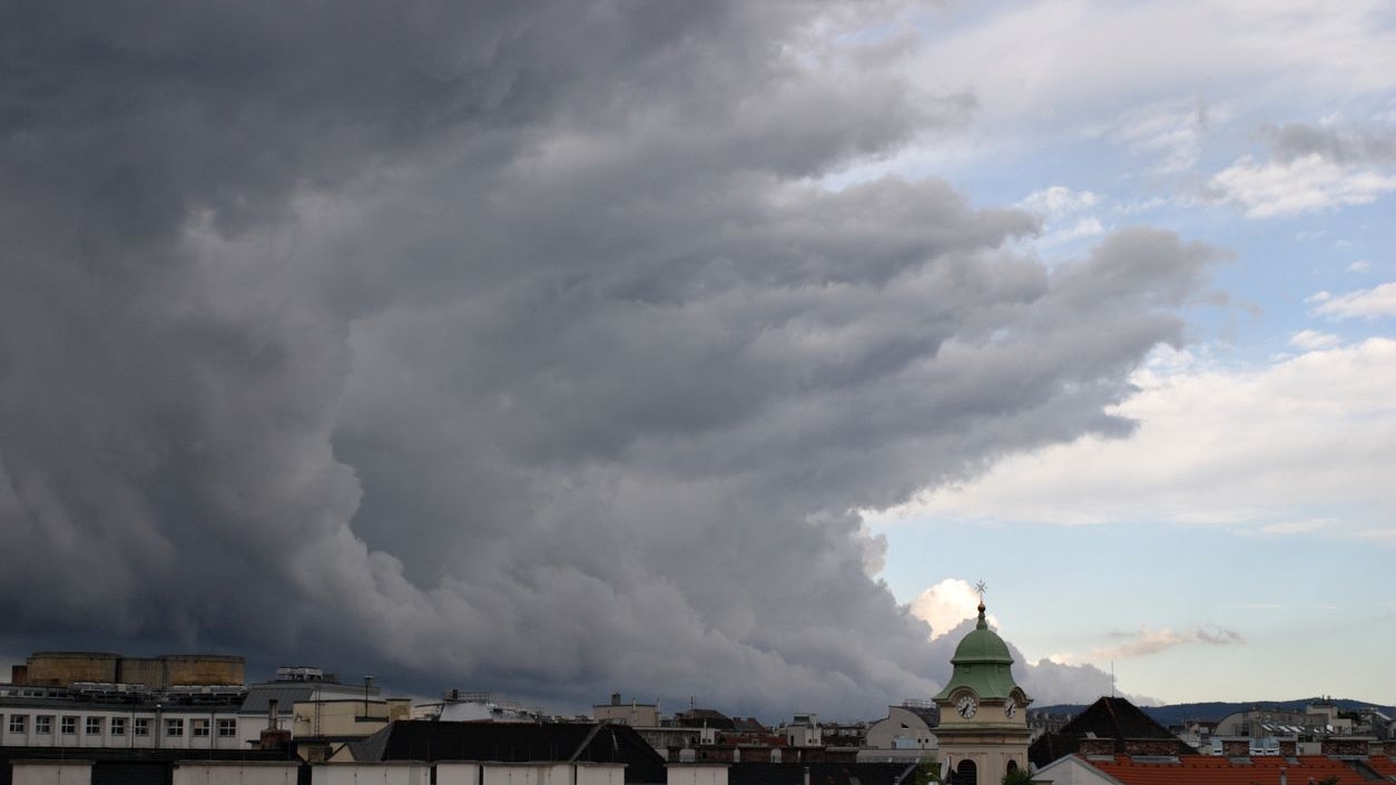 Ein schweres Unwetter zieht auf und steuert auf Wien zu.
