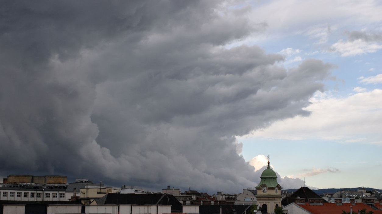 Ein schweres Unwetter zieht auf und steuert auf Wien zu.