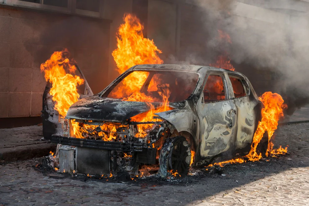 Ein Fahrzeug geriet auf der Südautobahn in Kärnten in Brand.