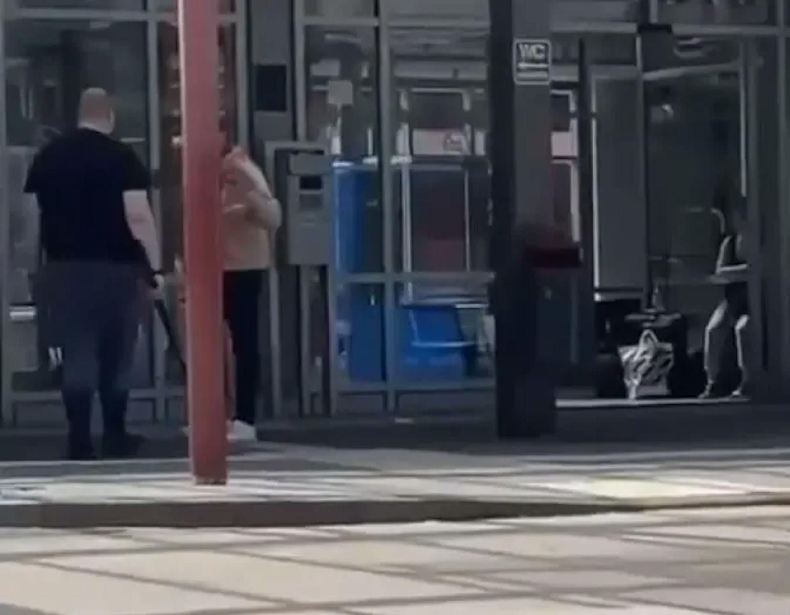 Der ins schwarz gekleidete Täter bedrohte einen Passanten vor dem Bahnhof von Peine in Niedersachsen.