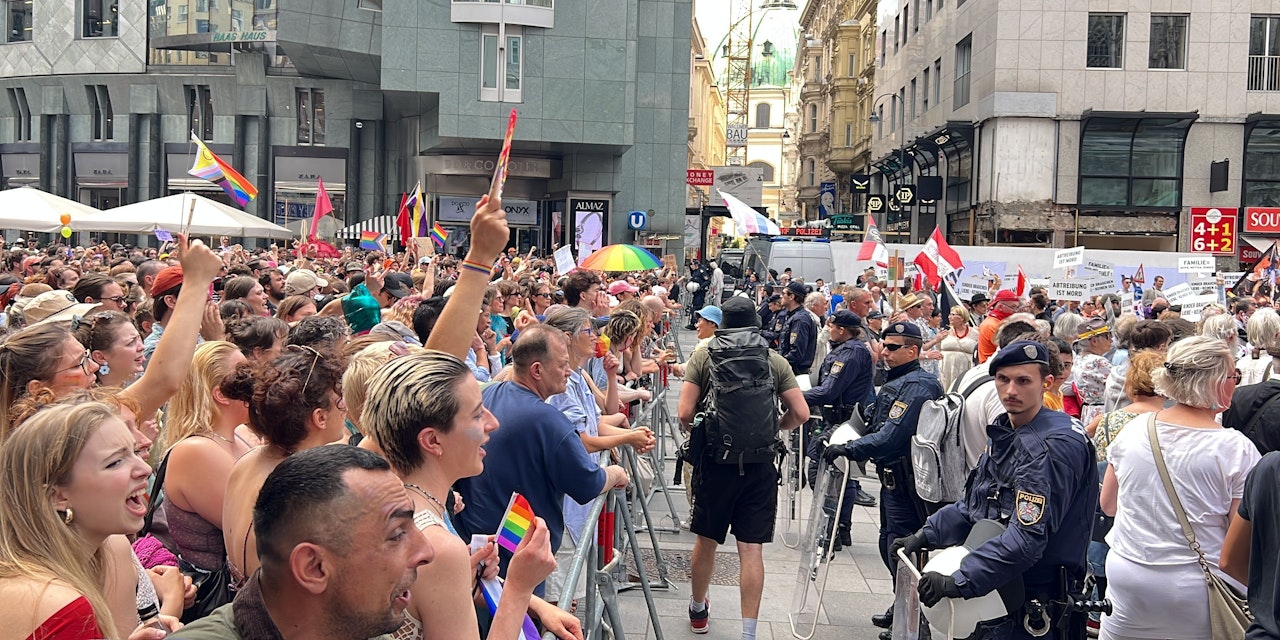 Tausende bei Pride Parade Chaos am Stephansplatz Wien heute.at