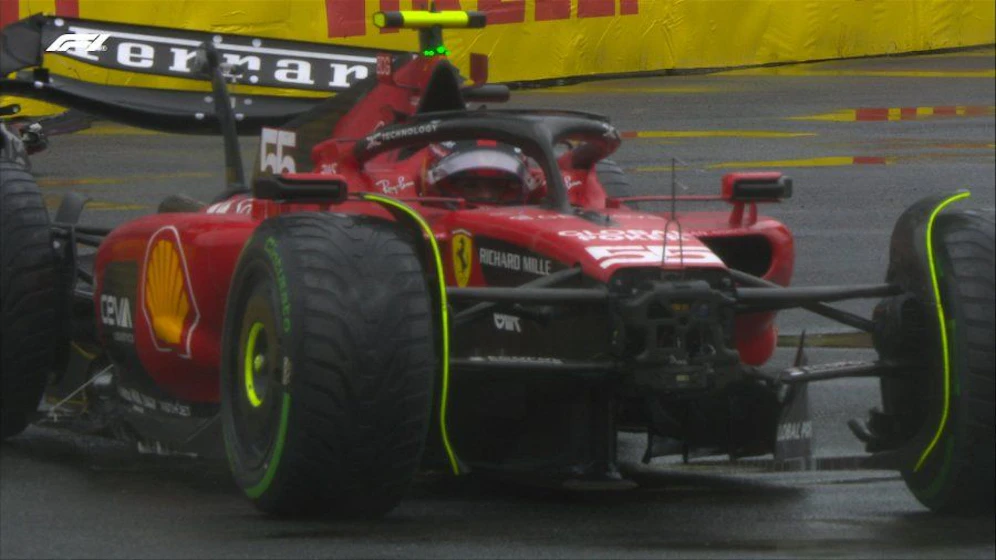 Der Ferrari von Carlos Sainz ist wuchtig gecrasht. 