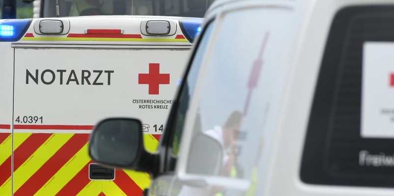 Die Ehefrau des Wiener Lenkers musste von der Rettung ins Krankenhaus gebracht werden. (Symbolbild)