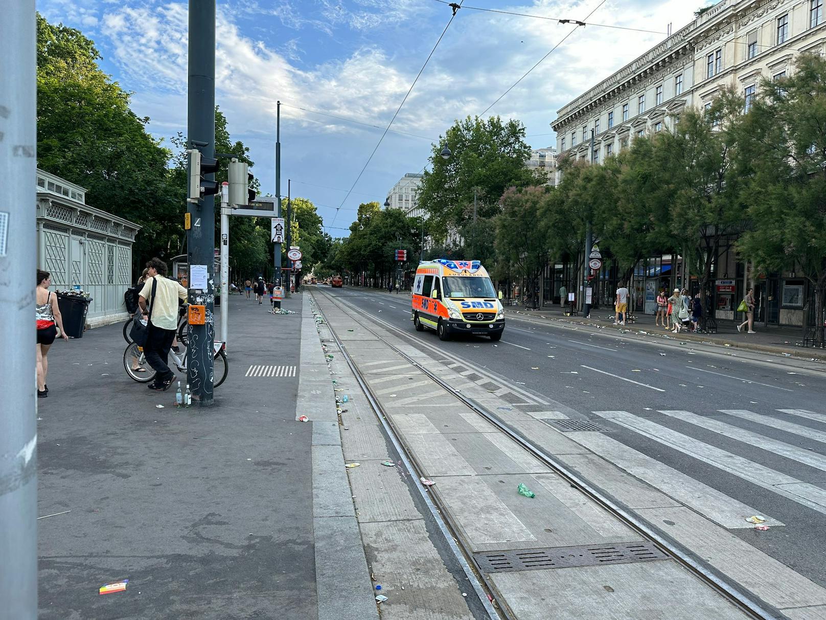 Da die Abfalleimer schnell überfüllt waren, ...