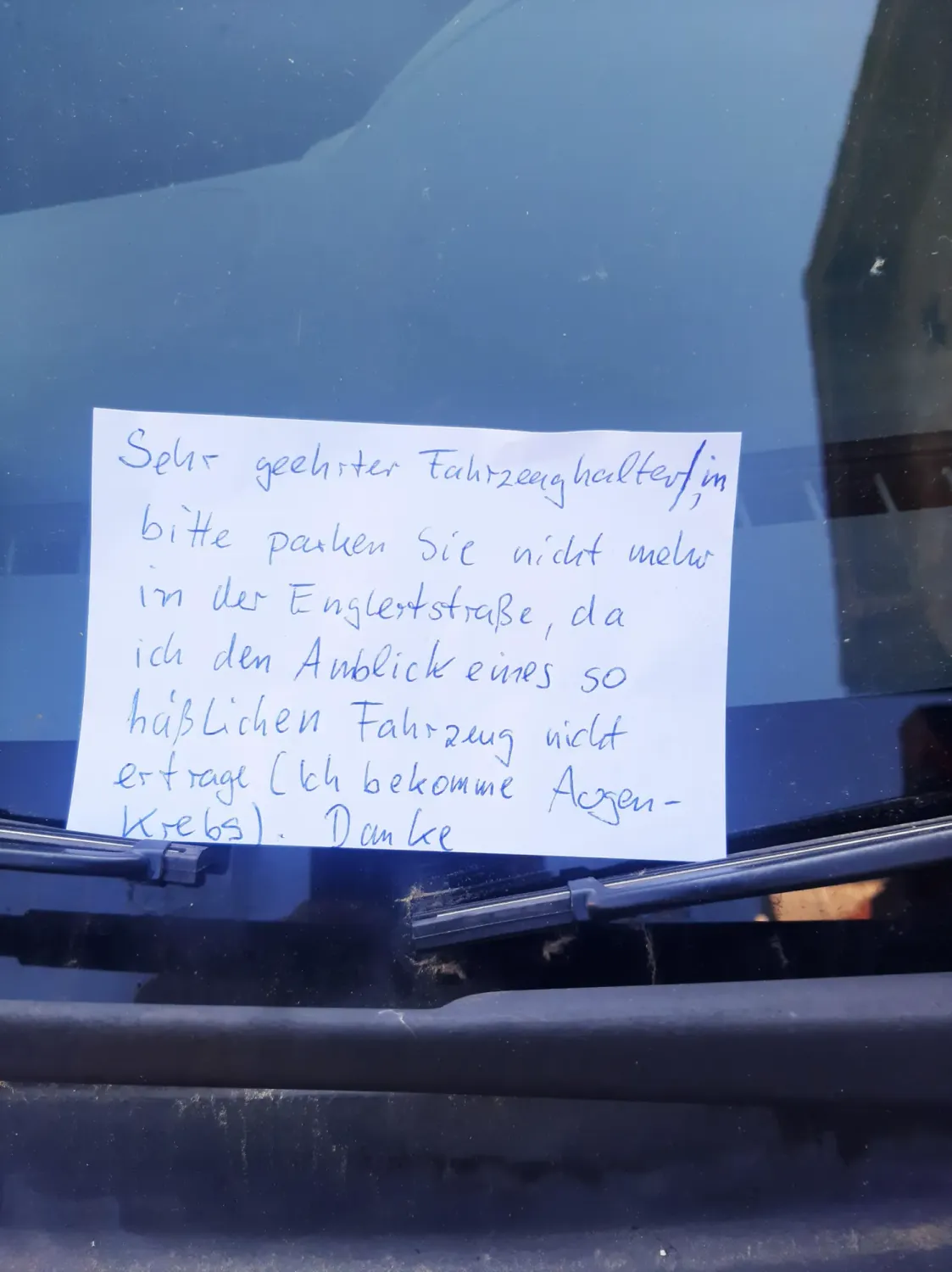 Diesen Zettel hat ein unbekannter User auf Reddit gepostet. Die Bitte, ein Auto aufgrund seiner Hässlichkeit künftig woanders zu parken, sorgt für Belustigung.