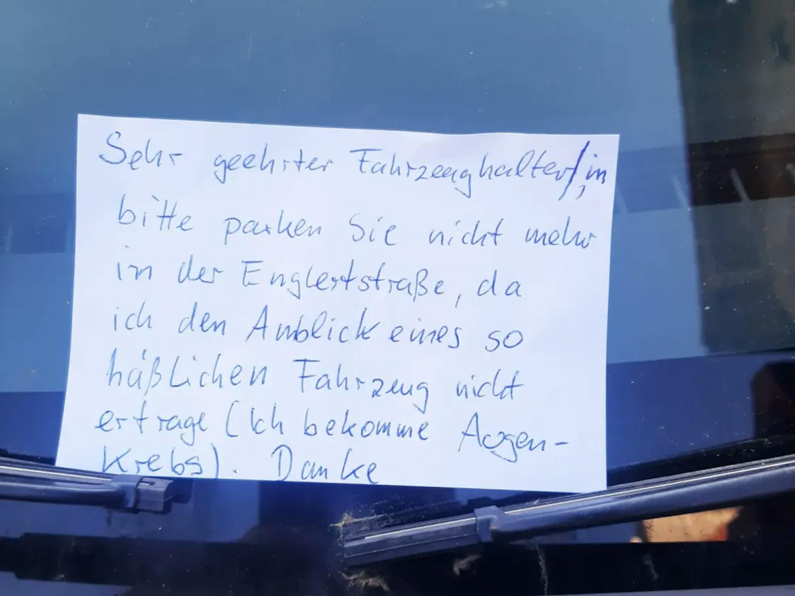 Diesen Zettel hat ein unbekannter User auf Reddit gepostet. Die Bitte, ein Auto aufgrund seiner Hässlichkeit künftig woanders zu parken, sorgt für Belustigung.