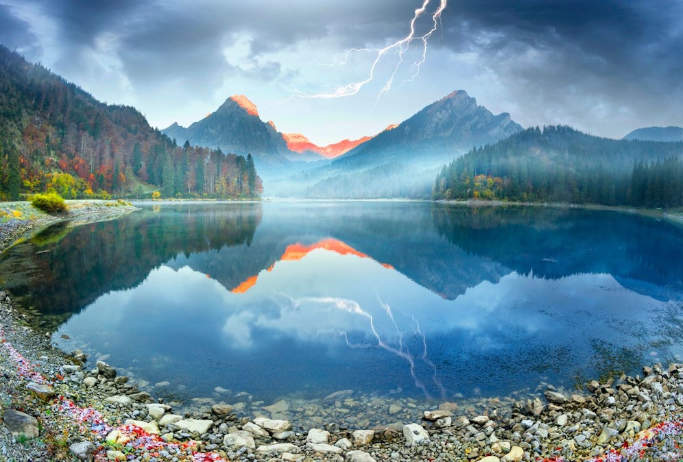 In den kommenden Tagen kommt es zur ersten Hitzewelle des Jahres. Zuvor herrscht aber noch erhöhte Gewittergefahr in einigen Teilen des Landes. Symbolbild.