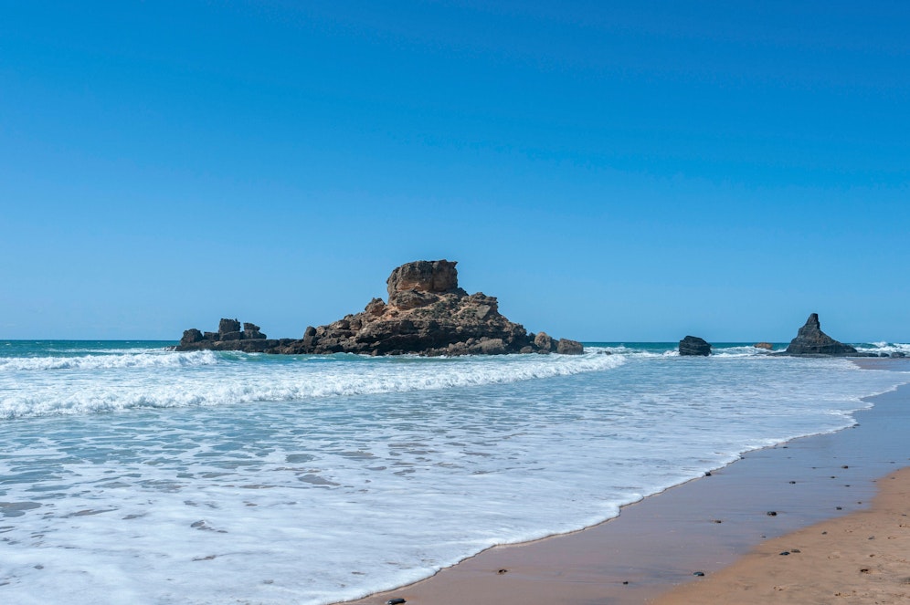 Der Strand von Castelejo bei Vila do Bispo an der Algarve in Portugal - im nördlichen Teil des atlantischen Ozeans ist das Wasser derzeit alarmierend warm.