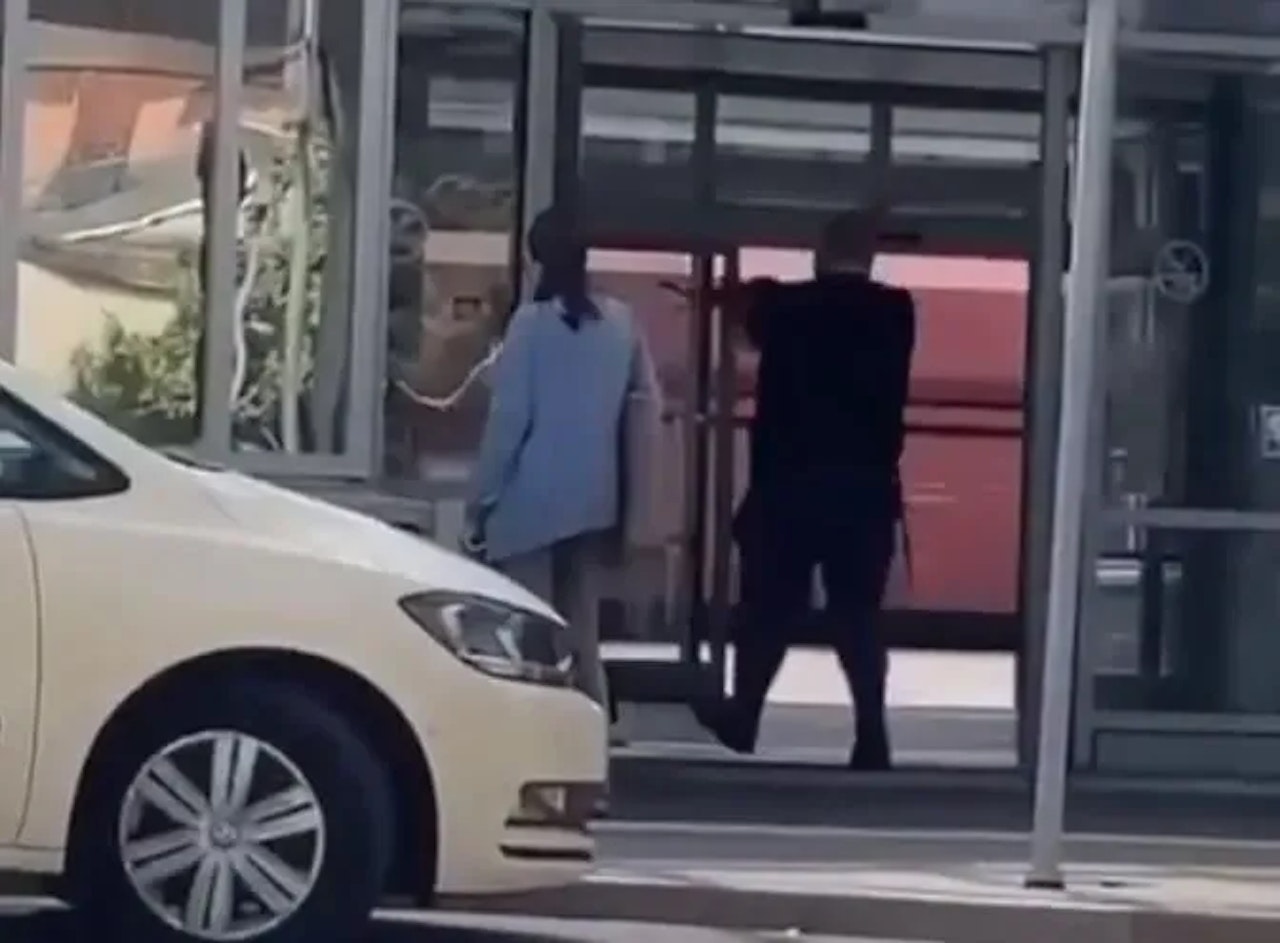 Heute.at - Skinhead schießt Passanten mit Armbrust in den Rücken