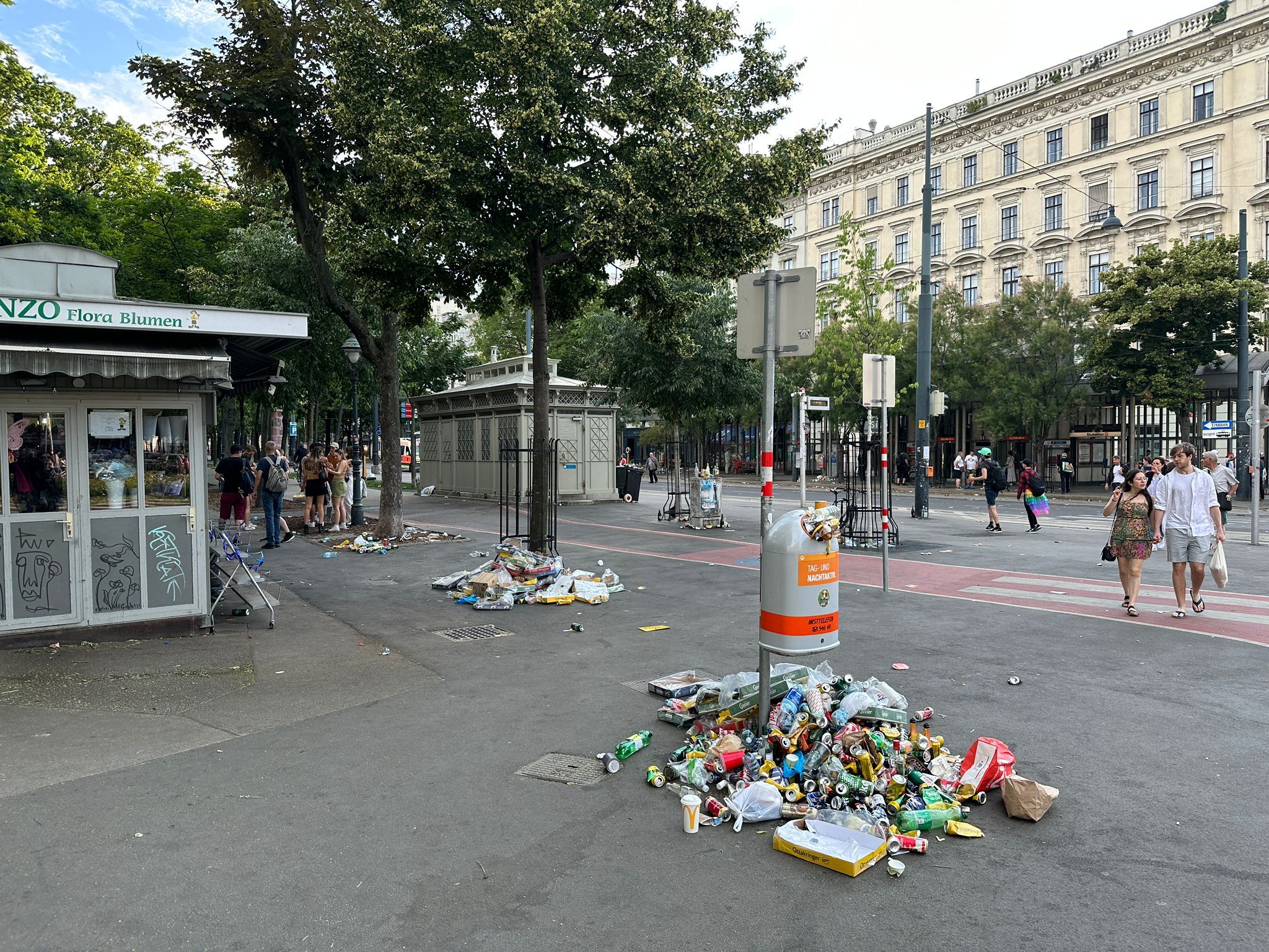 Entlang der Ringstraße türmten sich nach der Regenbogenparade große Müllberge auf.
