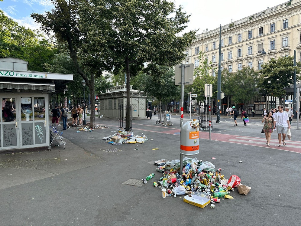 Entlang der Ringstraße türmten sich nach der Regenbogenparade große Müllberge auf.