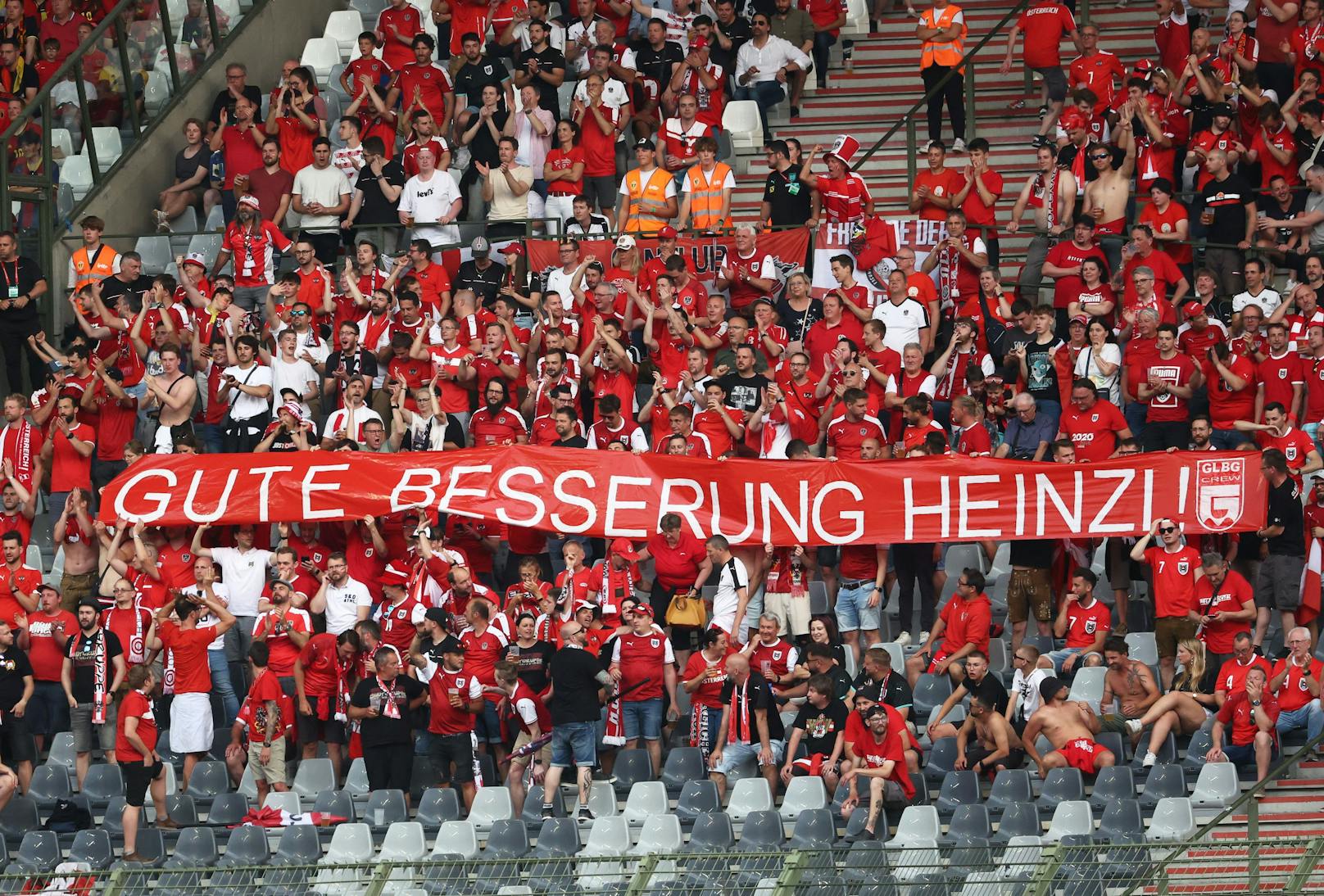 Die österreichischen Fans im Stadion zeigten ein Plakat für Heinz Lindner. 