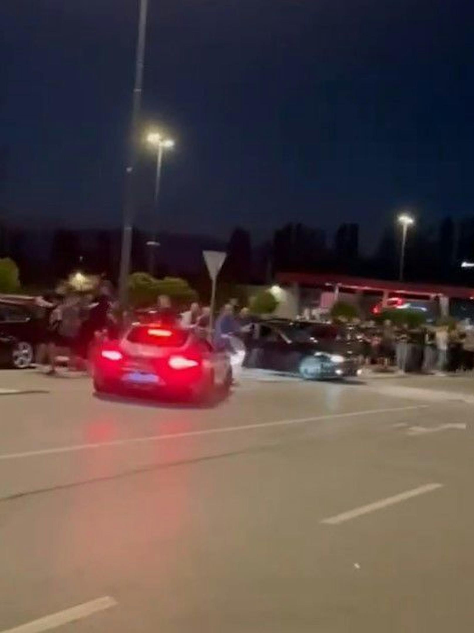 Auf einem Parkplatz wollte ein Mercedes-Lenker begeistern – und verlor die Kontrolle.
