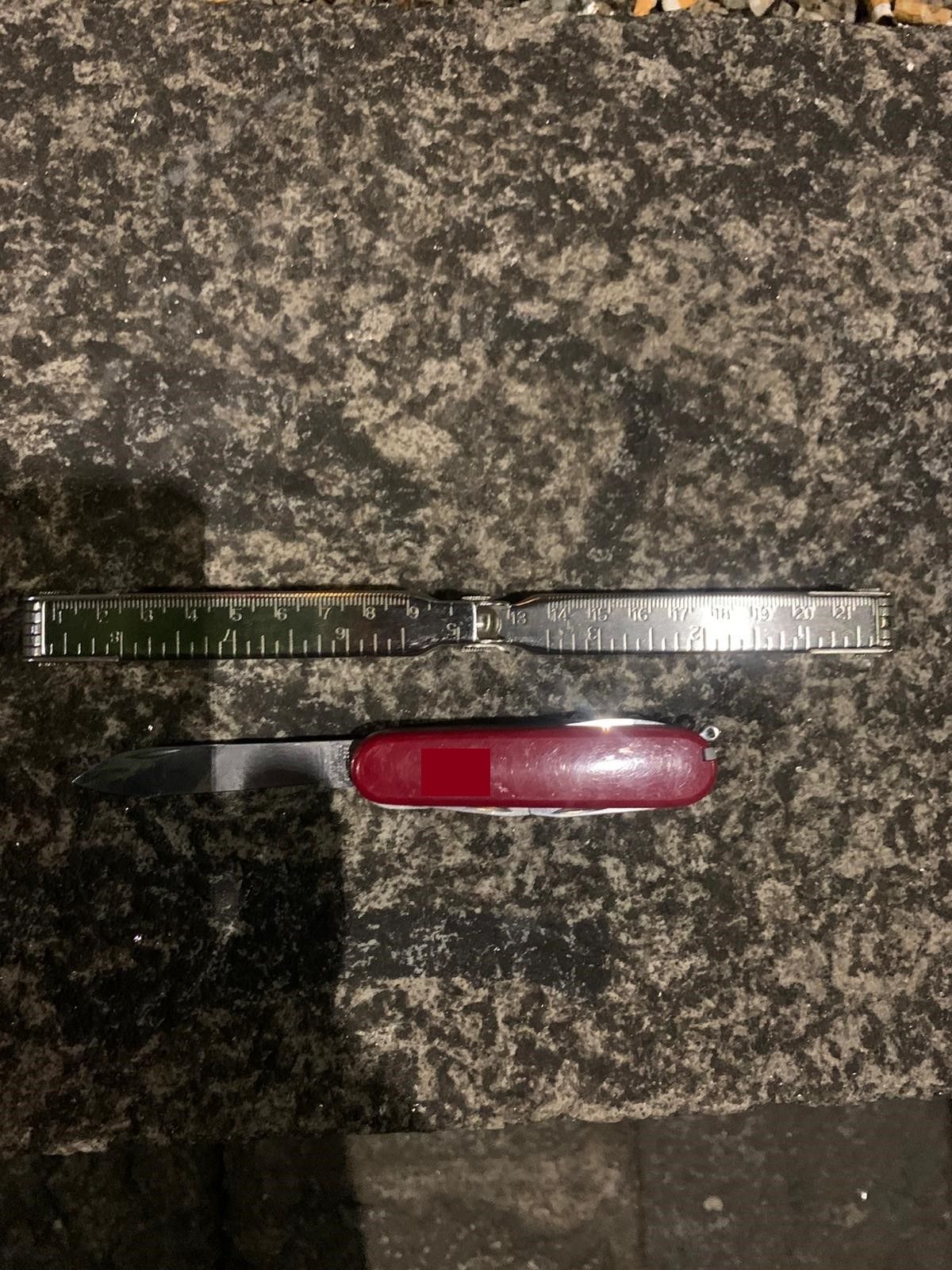 Die Polizisten konnten das mutmaßliche Tatmesser sicherstellen.