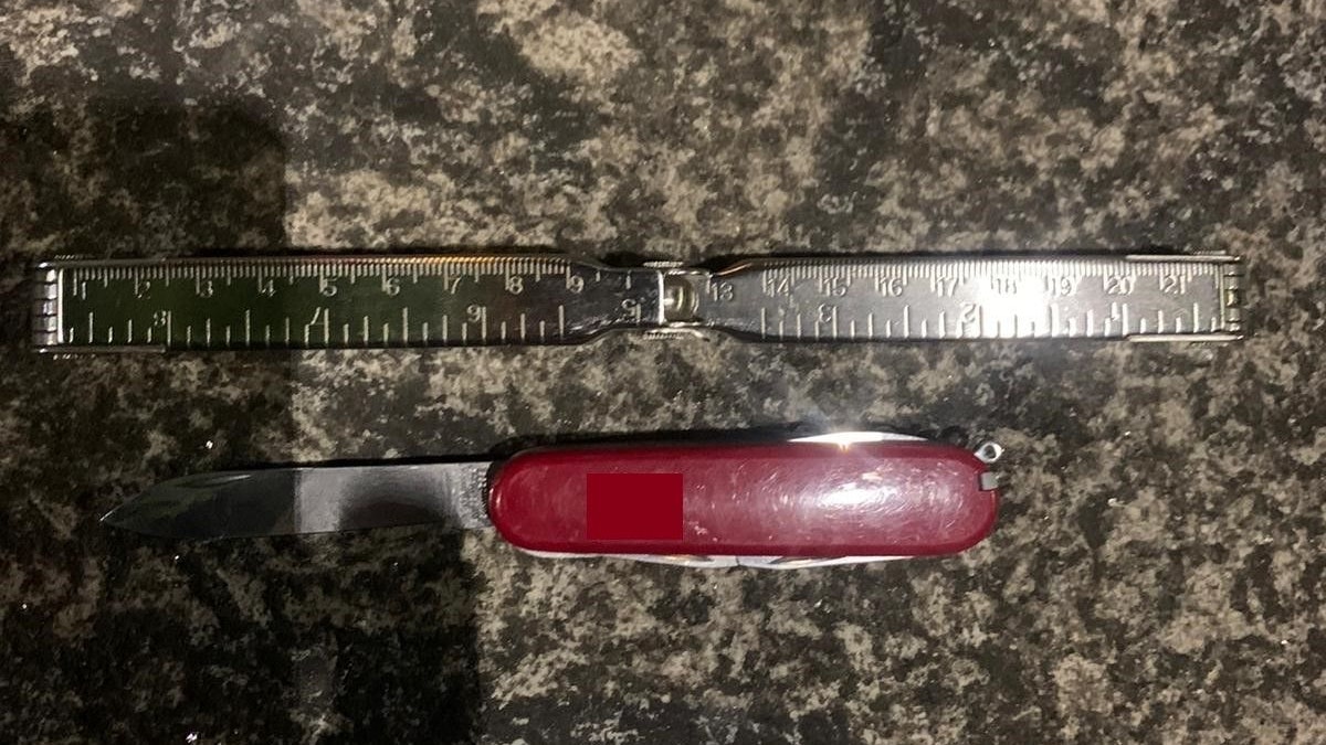 Die Polizisten konnten das mutmaßliche Tatmesser sicherstellen. 