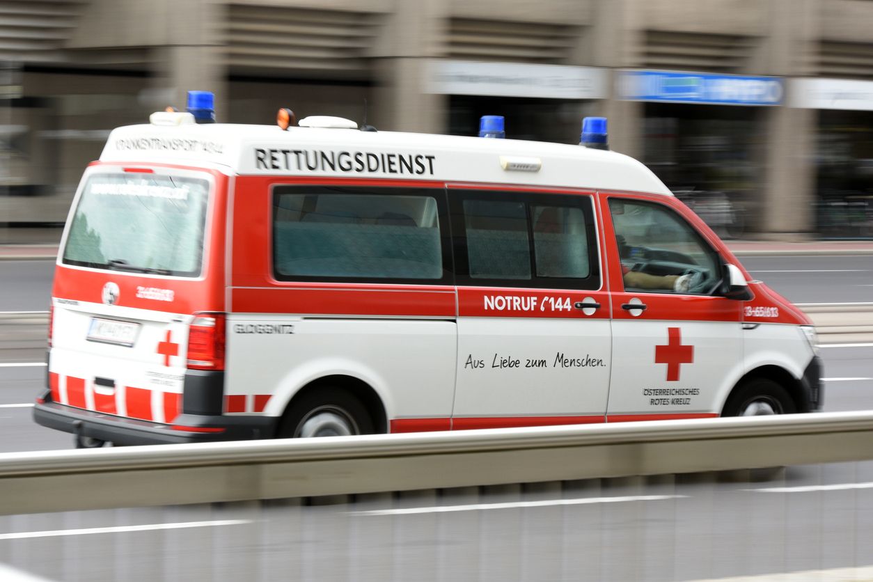 Bei seiner Festnahme musste ein Drogendealer mit der Rettung ins Spital gebracht werden. (Symbolbild)