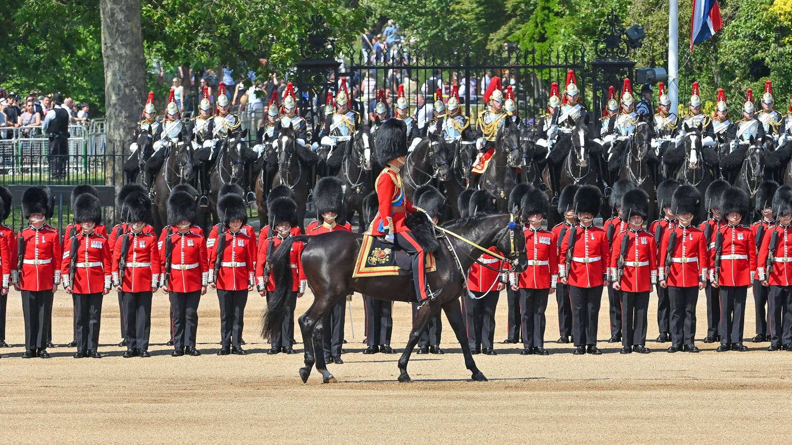 Rund 1.400 Soldaten, 400 Musiker und etwa 200 Pferde marschierten durch die Straßen Londons.