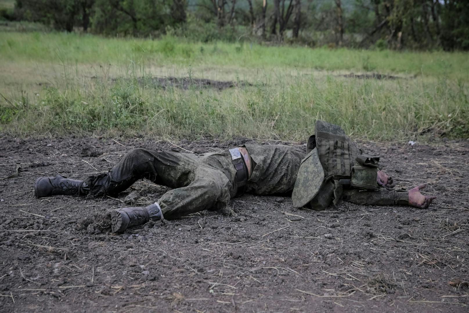 Ein toter russischer Soldat in der umkämpften Region Donbas im Osten der Ukraine.&nbsp;