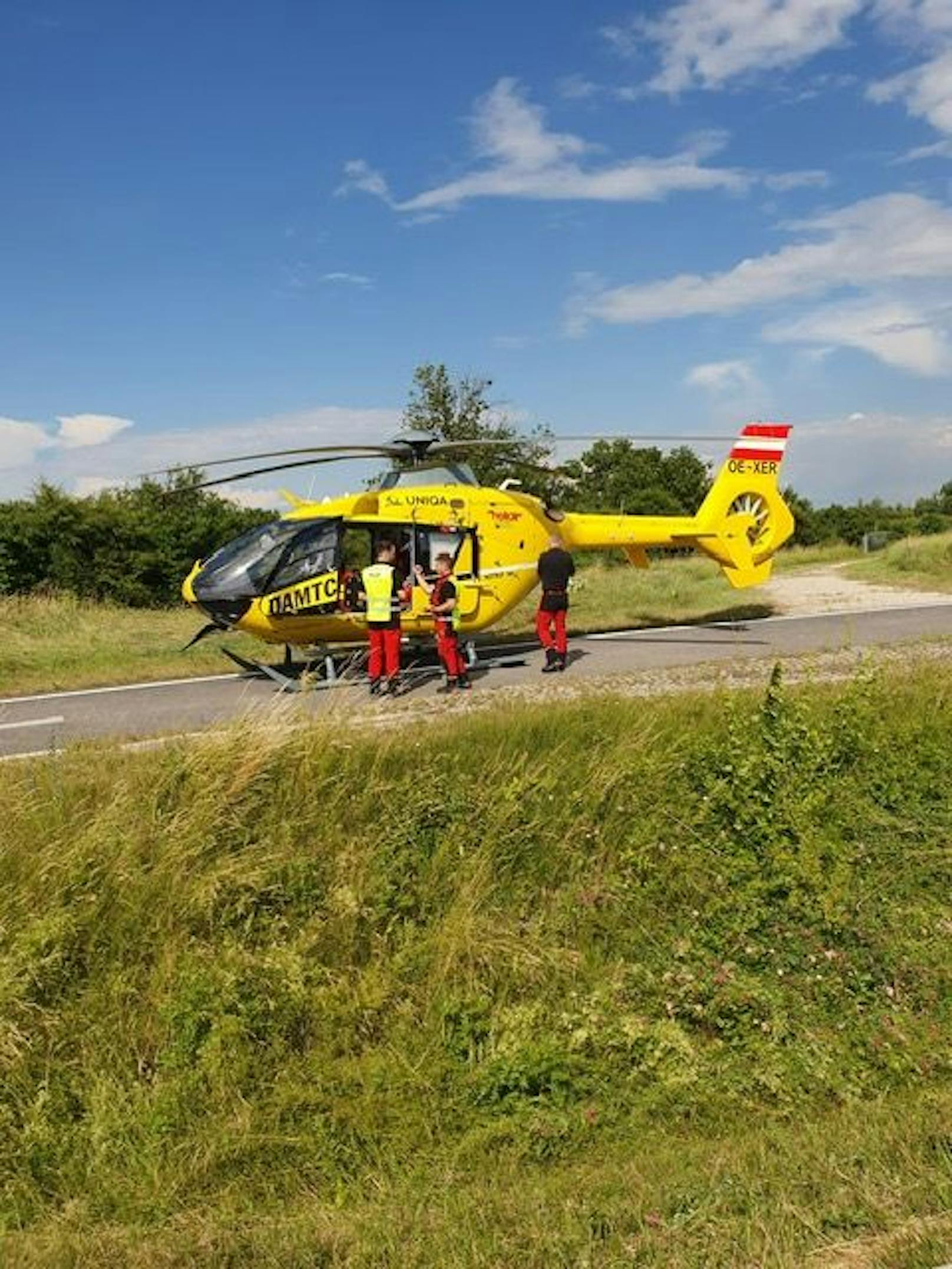 Auch ein Helikopter stand im Einsatz.