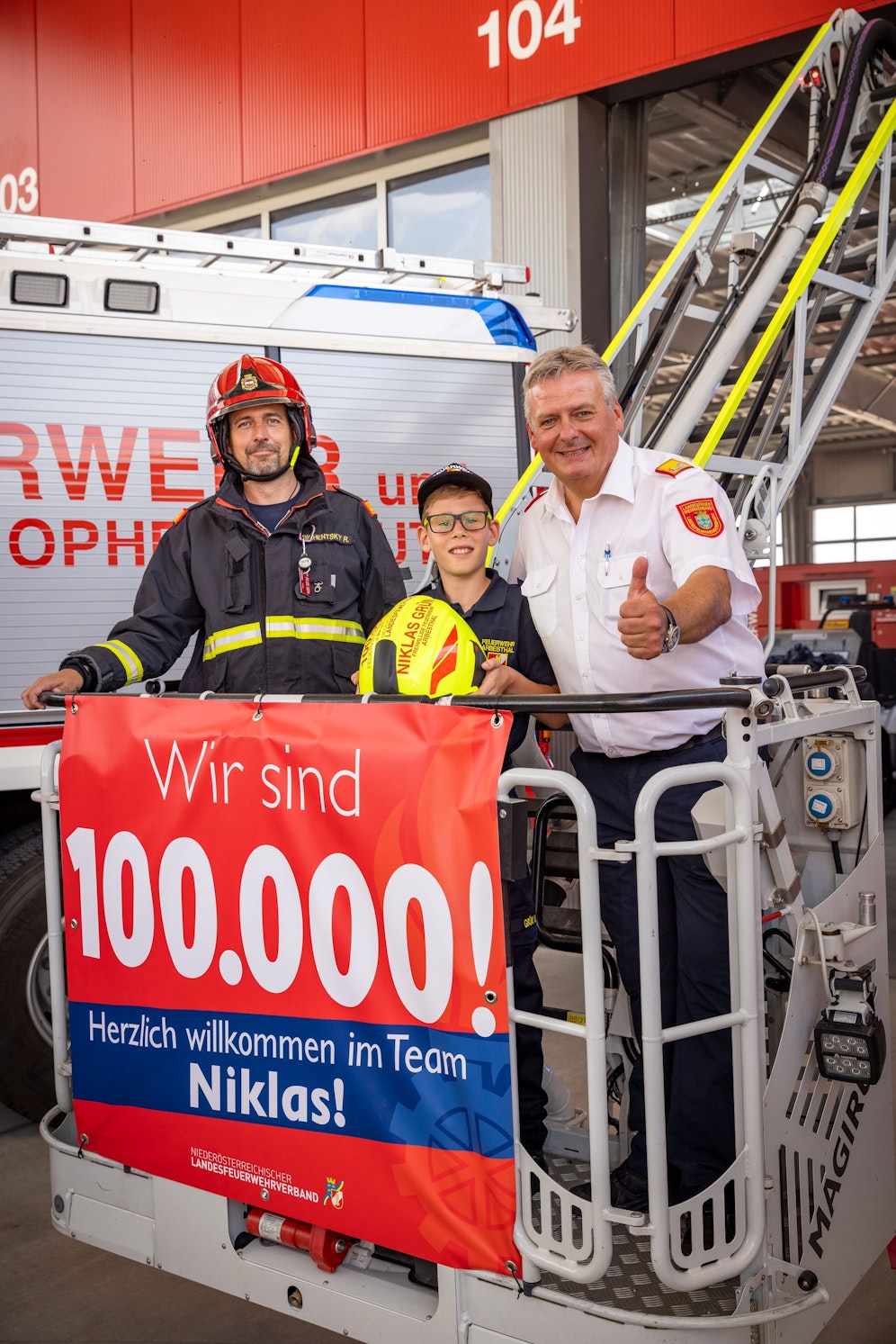 Niederösterreichs Landesfeuerwehrkommandant Didi Fahrafellner begrüßt Niklas 