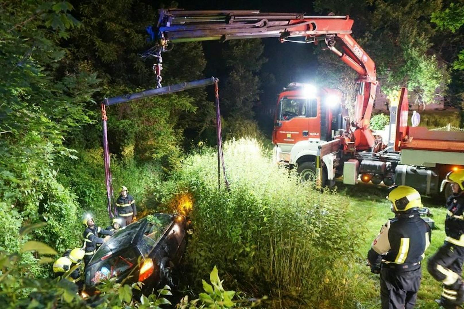 Feuerwehr barg das Wrack.