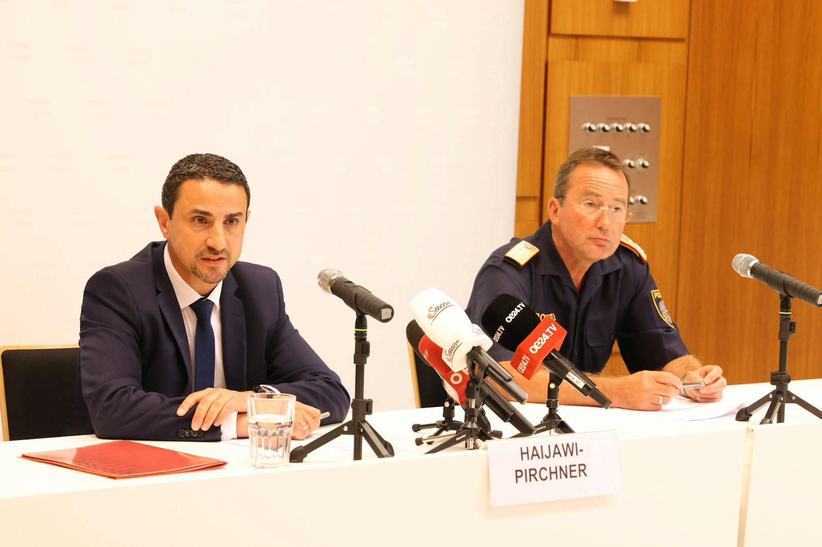Der Direktor der Direktion Staatsschutz und Nachrichtendienst, Omar Haijawi-Pirchner und Landespolizeipräsident in Wien, Gerhard Pürstl, im Rahmen der Pressekonferenz am 18. Juni 2023.