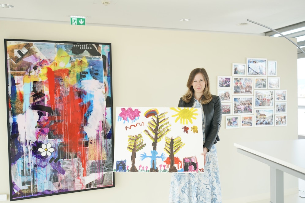 Claudia Plakolm hat statt Gemälden ein Bild ihres Neffen Leopold (6) an der Wand hängen.